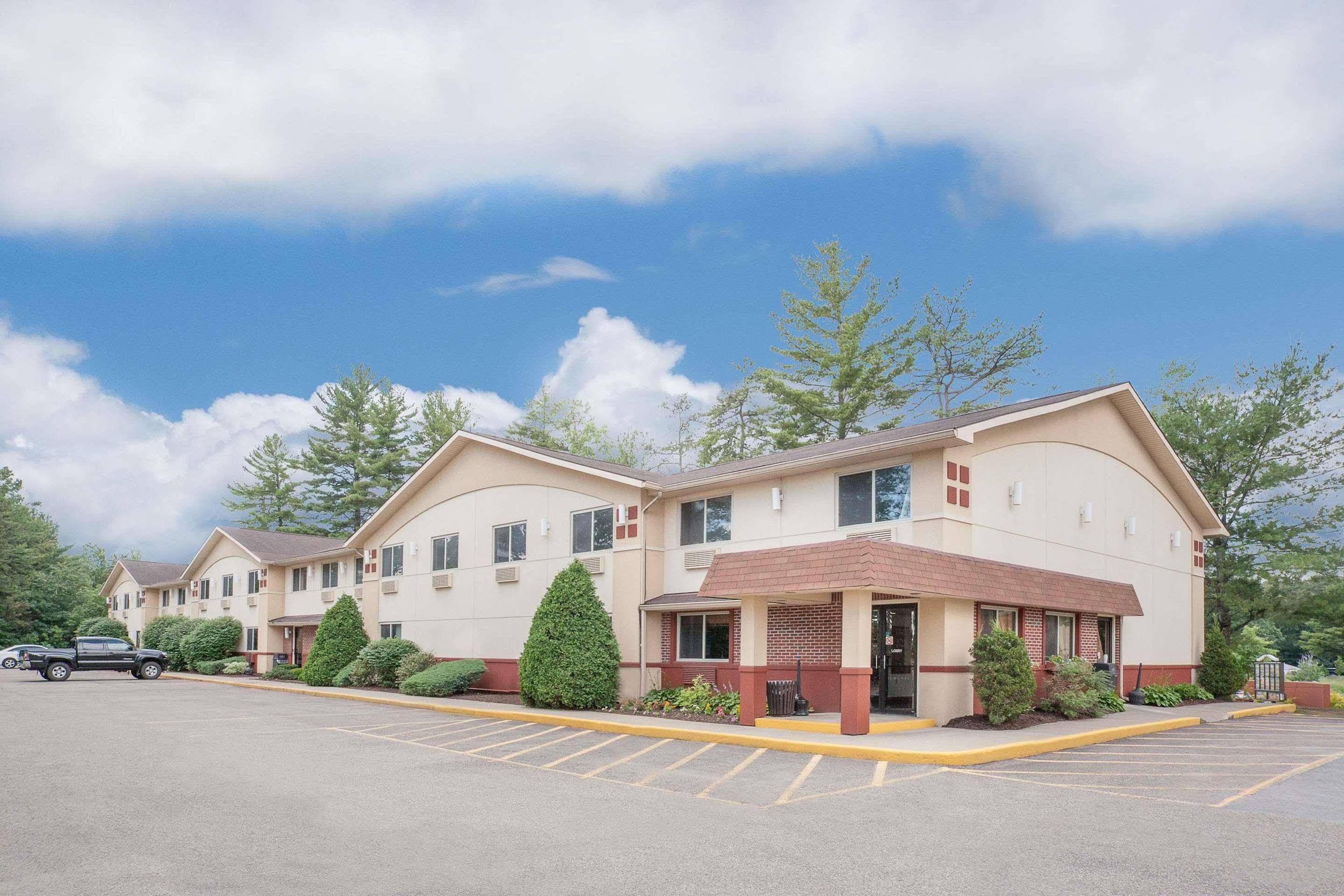 Super 8 By Wyndham Queensbury Glens Falls Zewnętrze zdjęcie